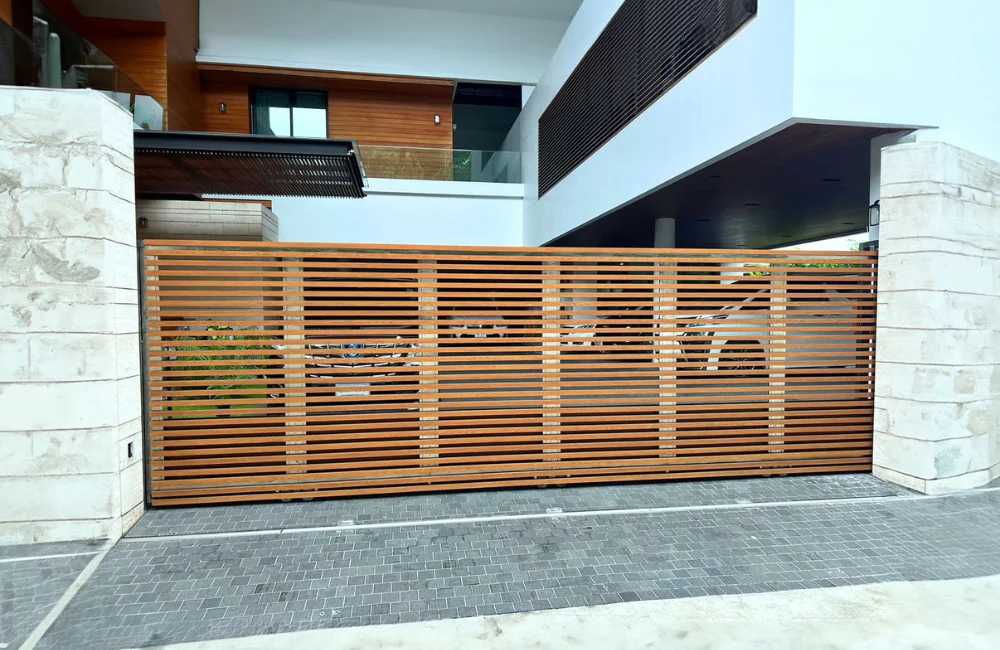 ประตูรั้วบ้านอลูมิเนียมลายไม้สไตล์โมเดิร์น